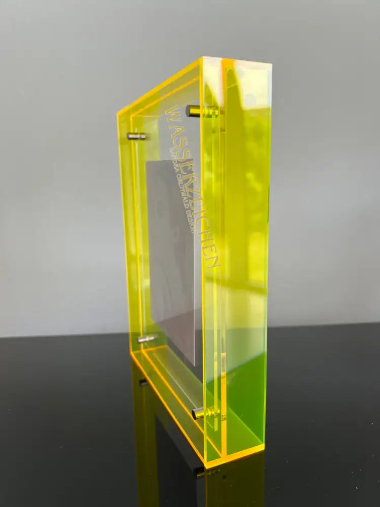 Acryl-Rahmen in leuchtender Farbe